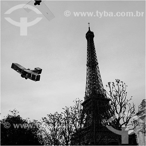  Subject: Performance with the 14 BIS prototype of the plane created by Santos Dumont / Place: Paris - France - Europe / Date: 05/2009 