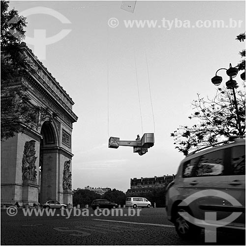  Subject: Performance with the 14 BIS prototype of the plane created by Santos Dumont / Place: Paris - France - Europe / Date: 05/2009 