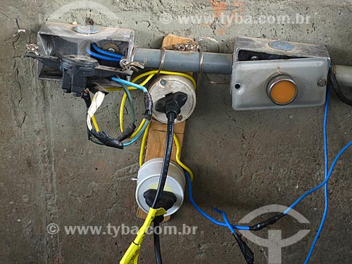  Subject: Electric plug - sloppy wiring / Place: Bangu neighborhood - Rio de Janeiro city - Rio de Janeiro state (RJ) - Brazil / Date: 02/2011 