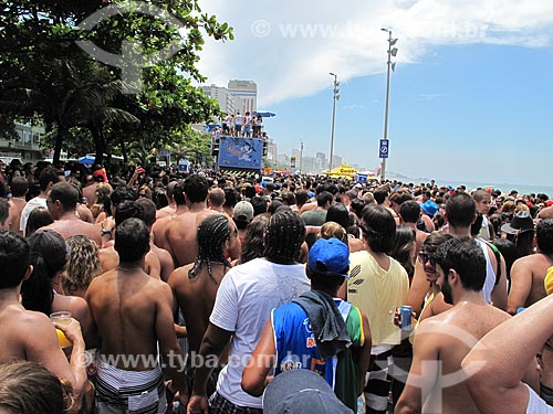  Subject: Crowd at the parade of Bloco Vira Lata by the edge of Leblon Beach / Place: Leblon neighborhood - Rio de Janeiro (RJ) - Brazil / Date: 02/2011 