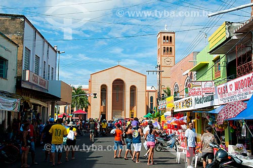  Subject: Commercial street with Nossa Senhora do Carmo Church in the background / Place: Parintins city - Amazonas state (AM) - Brazil / Date: 06/2010 