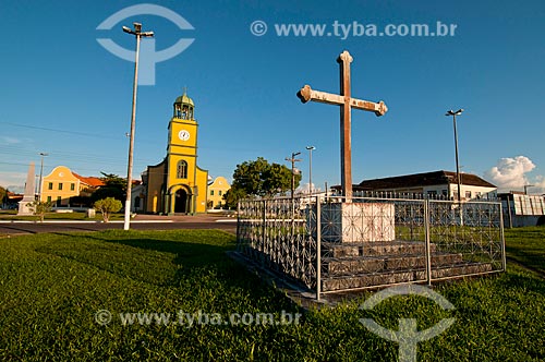  Subject: Cross with Sagrado Coracao de Jesus Church in the background / Place: Parintins city - Amazonas state (AM) - Brazil / Date: 06/2010 