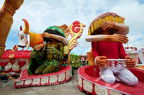  Subject: Carnival floats of the Garantido Boi (Guaranteed Ox) before the presentation at the folk festival / Place: Parintins city - Amazonas state (AM) - Brazil / Date: 06/2010 