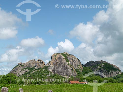  Subject: View of houses and rock formation in the background / Place: Quixada city - Ceara state (CE) - Brazil / Date: 03/2011 