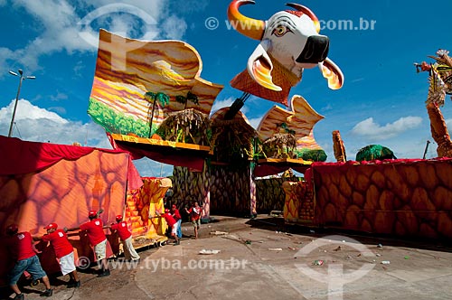  Subject: Carnival floats of the Garantido Boi  (Guaranteed Ox) before the presentation at the folk festival / Place: Parintins city - Amazonas state (AM) - Brazil / Date: 06/2010 