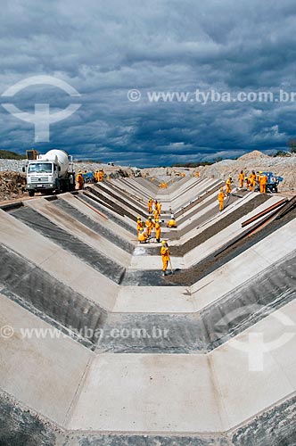  Subject: Men working in irrigation channel  -  Project for Integration of the Sao Francisco River with the watersheds of the Septentrional Northeast  / Place: Sertania city - Pernambuco state (PE) - Brazil / Date: 08/2010 