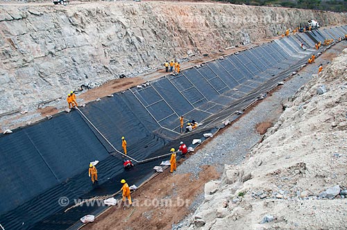  Subject: Men working in irrigation channel  -  Project for Integration of the Sao Francisco River with the watersheds of the Septentrional Northeast  / Place: Sertania city - Pernambuco state (PE) - Brazil / Date: 08/2010 