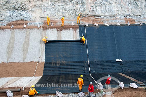  Subject: Men working in irrigation channel  -  Project for Integration of the Sao Francisco River with the watersheds of the Septentrional Northeast  / Place: Sertania city - Pernambuco state (PE) - Brazil / Date: 08/2010 