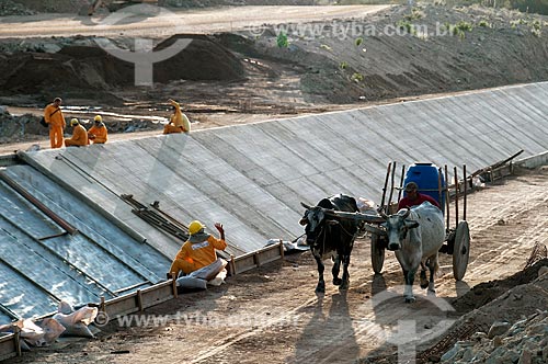  Subject: Ox cart passing by the works of the irrigation channel -  Project for Integration of the Sao Francisco River with the watersheds of the Septentrional Northeast / Place: Sertania city - Pernambuco state (PE) - Brazil / Date: 08/2010 