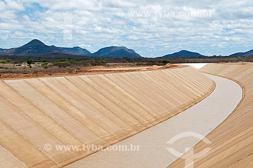  Subject: Irrigation channel -  Project for Integration of the Sao Francisco River with the watersheds of the Septentrional Northeast  / Place: Cabrobo city - Pernambuco state (PE) - Brazil / Date: 08/2010 