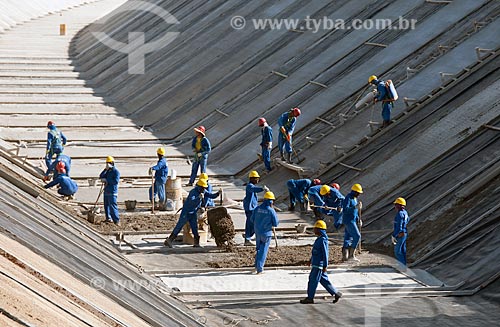  Subject: Men working in irrigation channel - Project for Integration of the Sao Francisco River with the watersheds of the Septentrional Northeast / Place: Salgueiro city - Pernambuco state (PE) - Brazil / Date: 08/2010  