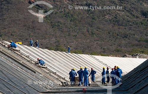  Subject: Men working in irrigation channel - Project for Integration of the Sao Francisco River with the watersheds of the Septentrional Northeast / Place: Salgueiro city - Pernambuco state (PE) - Brazil / Date: 08/2010  