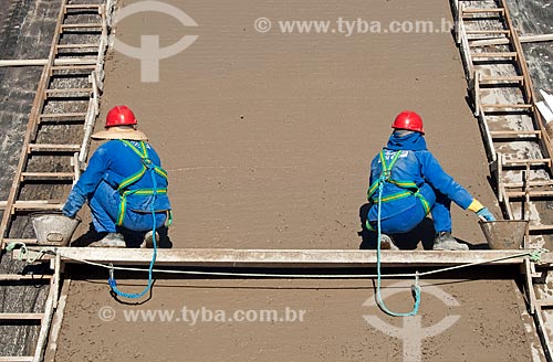  Subject: Men working in irrigation channel - Project for Integration of the Sao Francisco River with the watersheds of the Septentrional Northeast / Place: Salgueiro city - Pernambuco state (PE) - Brazil / Date: 08/2010  