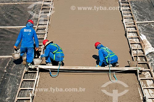  Subject: Men working in irrigation channel - Project for Integration of the Sao Francisco River with the watersheds of the Septentrional Northeast / Place: Salgueiro city - Pernambuco state (PE) - Brazil / Date: 08/2010  