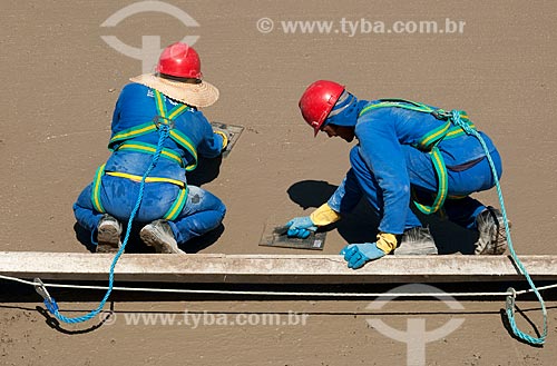  Subject: Men working in irrigation channel - Project for Integration of the Sao Francisco River with the watersheds of the Septentrional Northeast / Place: Salgueiro city - Pernambuco state (PE) - Brazil / Date: 08/2010  