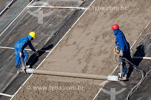  Subject: Men working in irrigation channel - Project for Integration of the Sao Francisco River with the watersheds of the Septentrional Northeast / Place: Salgueiro city - Pernambuco state (PE) - Brazil / Date: 08/2010  