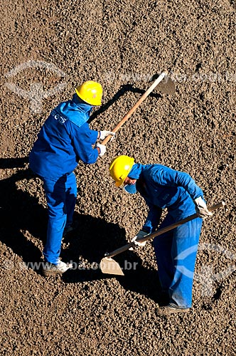  Subject: Men working in irrigation channel - Project for Integration of the Sao Francisco River with the watersheds of the Septentrional Northeast / Place: Salgueiro city - Pernambuco state (PE) - Brazil / Date: 08/2010  