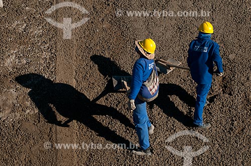  Subject: Men working in irrigation channel - Project for Integration of the Sao Francisco River with the watersheds of the Septentrional Northeast / Place: Salgueiro city - Pernambuco state (PE) - Brazil / Date: 08/2010  