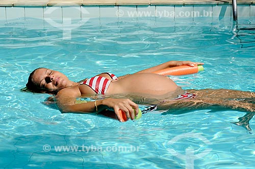  Subject: Pregnant woman floating in a pool - DC nº 91 / Place: Rio de Janeiro city - Rio de Janeiro state (RJ) - Brazil / Date: 02/2010 