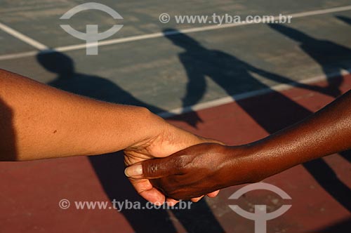 Subject: People holding hands in the Mare Olympic Village  / Place: Bonsucesso neighborhood - Rio de Janeiro city - Rio de Janeiro state (RJ) - Brazil / Date: 10/2006 