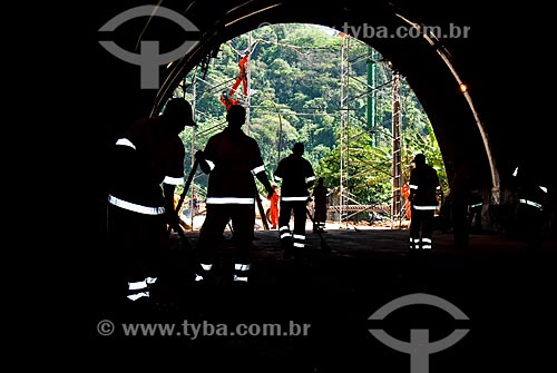  Subject: Men clean Rebouças Tunnel after crash barrier / Place: Rio de Janeiro state (RJ) - Brazil / Date: 10/2007 
