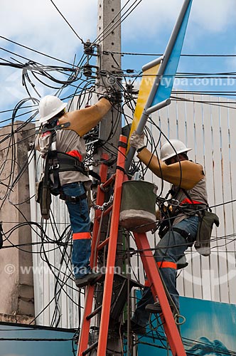  Subject: Men doing maintenance of electrical Grid / Place: Juazeiro do Norte city - Ceara state (CE) - Brazil / Date: 08/2010 