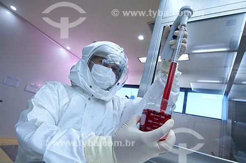  Subject: Scientist collecting samples of cells for PH measurement - Production Center of Viral Antigens - Oswaldo Cruz Foundation / Place: Manguinhos neighborhood - Rio de Janeiro city - Rio de Janeiro state (RJ) - Brazil  / Date: 09/2010 
