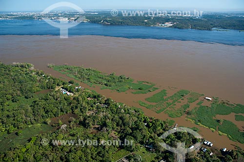  Subject: Meeting of the Waters of the Negro and Solimões Rivers 14 km east of Manaus -  seen in the background / Place: Manaus city - Amazonas state (AM) - Brazil / Date: 06/2007 