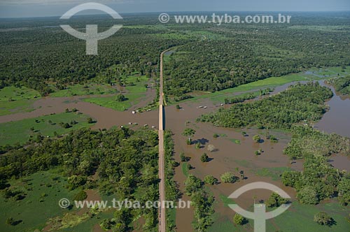  Subject: View of BR-174 crossing the floodplain of the Amazon River and reaching the city Careiro da Varzea / Place: Careiro da Varzea city - Amazonas state (AM) - Brazil / Date: 06/2007 