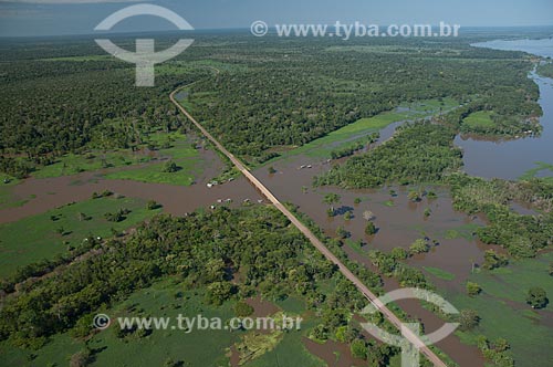  Subject: View of BR-174 crossing the floodplain of the Amazon River and reaching the city Careiro da Varzea / Place: Careiro da Varzea city - Amazonas state (AM) - Brazil / Date: 06/2007 