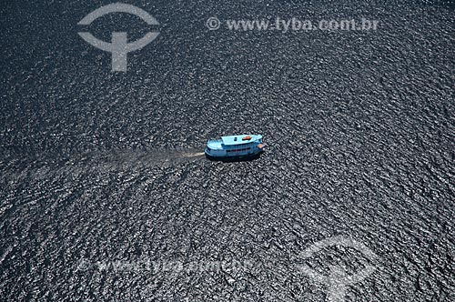  Subject: Vessel crossing the Negro River / Place: Manaus city - Amazonas state (AM) - Brazil / Date: 06/2007 