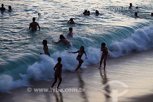  Subject: Bathers at Ipanema Beach / Place: Ipanema neighborhood - Rio de Janeiro city - Rio de Janeiro state (RJ) - Brazil / Date: 04/2011 