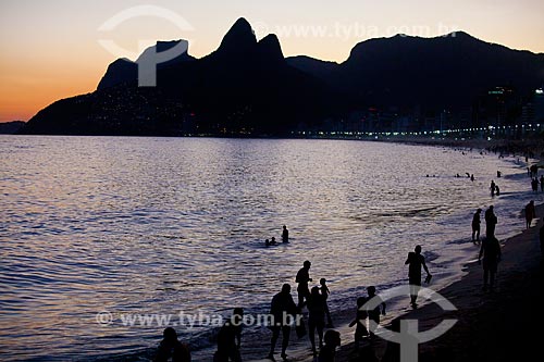  Subject: Bathers at Ipanema Beach at dusk / Place: Ipanema neighborhood - Rio de Janeiro city - Rio de Janeiro state (RJ) - Brazil / Date: 04/2011 