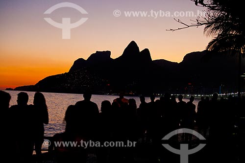  Subject: People in Arpoador seeing the sunset / Place: Ipanema neighborhood - Rio de Janeiro city - Rio de Janeiro state (RJ) - Brazil / Date: 04/2011 