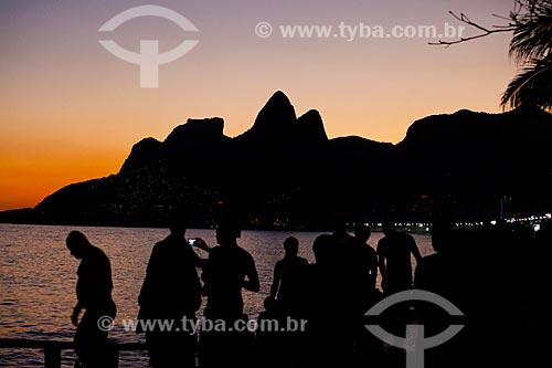  Subject: People in Arpoador seeing the sunset / Place: Ipanema neighborhood - Rio de Janeiro city - Rio de Janeiro state (RJ) - Brazil / Date: 04/2011 