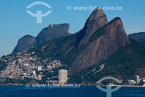  Subject: Two Brothers Mountain, Rock of Gavea and Vidigal slum seen from Arpoador / Place: Ipanema neighborhood - Rio de Janeiro city - Rio de Janeiro state (RJ) - Brazil / Date: 04/2011 
