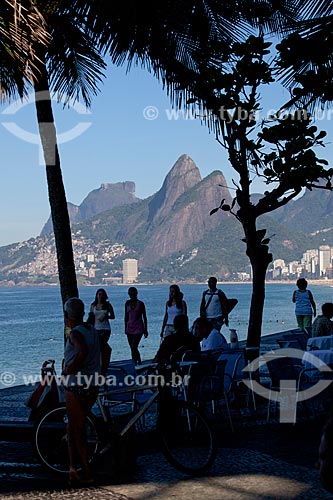  Subject: People in Arpoador with Two Brothers Mountain and Rock of Gavea in the background / Place: Ipanema neighborhood - Rio de Janeiro city - Rio de Janeiro state (RJ) - Brazil / Date: 04/2011 