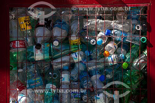  Subject: Catch basket of pet bottles - Ecopoint / Place: Copacabana neighborhood - Rio de Janeiro city - Rio de Janeiro state (RJ) - Brazil / Date: 04/2011 