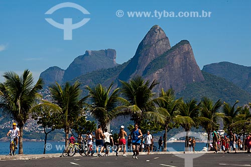  Subject: People on the edge of Ipanema with Two Brothers Mountain and Rock of Gavea in the background / Place: Ipanema neighborhood - Rio de Janeiro city - Rio de Janeiro state (RJ) - Brazil / Date: 04/2011 