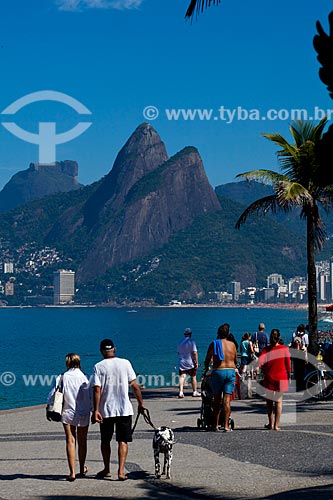  Subject: People on the edge of Ipanema with Two Brothers Mountain and Rock of Gavea in the background / Place: Ipanema neighborhood - Rio de Janeiro city - Rio de Janeiro state (RJ) - Brazil / Date: 04/2011 