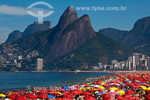  Subject: Bathers on the Ipanema Beach with Two Brothers Mountain and Rock of Gavea in the background / Place: Ipanema neighborhood - Rio de Janeiro city - Rio de Janeiro state (RJ) - Brazil / Date: 04/2011 