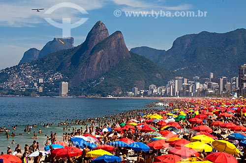  Subject: Bathers on the Ipanema Beach with Two Brothers Mountain and Rock of Gavea in the background / Place: Ipanema neighborhood - Rio de Janeiro city - Rio de Janeiro state (RJ) - Brazil / Date: 04/2011 