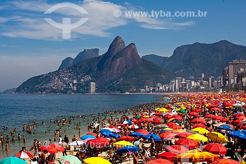  Subject: Bathers on the Ipanema Beach with Two Brothers Mountain and Rock of Gavea in the background / Place: Ipanema neighborhood - Rio de Janeiro city - Rio de Janeiro state (RJ) - Brazil / Date: 04/2011 