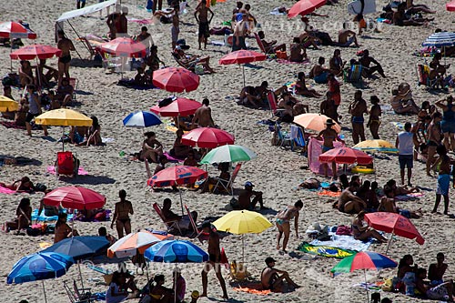  Subject: Bathers on the beach of Ipanema / Place: Ipanema neighborhood - Rio de Janeiro city - Rio de Janeiro state (RJ) - Brazil / Date: 04/2011 