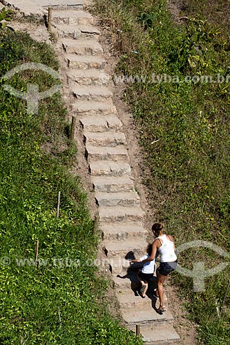  Subject: Woman and child on staircase which gives access to the stone of Arpoador / Place: Ipanema neighborhood - Rio de Janeiro city - Rio de Janeiro state (RJ) - Brazil / Date: 04/2011 