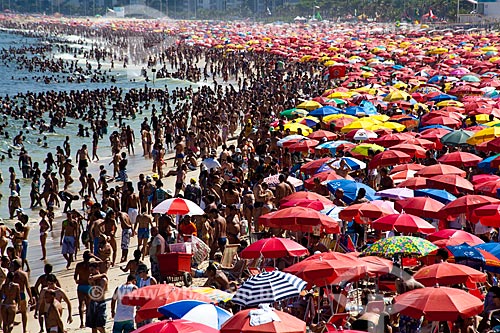  Subject: Bathers on the beach of Ipanema / Place: Ipanema neighborhood - Rio de Janeiro city - Rio de Janeiro state (RJ) - Brazil / Date: 04/2011 