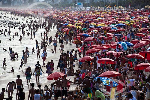  Subject: Bathers on the beach of Ipanema / Place: Ipanema neighborhood - Rio de Janeiro city - Rio de Janeiro state (RJ) - Brazil / Date: 04/2011 