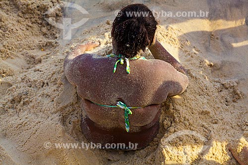  Subject: Bather covered with sand on Ipanema Beach / Place: Ipanema neighborhood - Rio de Janeiro city - Rio de Janeiro state (RJ) - Brazil / Date: 04/2011 