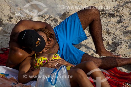  Subject: Couple kissing on the beach of Ipanema / Place: Ipanema neighborhood - Rio de Janeiro city - Rio de Janeiro state (RJ) - Brazil / Date: 04/2011 