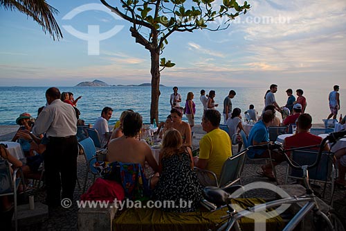  Subject: People on restaurant table on the boardwalk of Arpoador / Place: Ipanema neighborhood - Rio de Janeiro city - Rio de Janeiro state (RJ) - Brazil / Date: 04/2011 